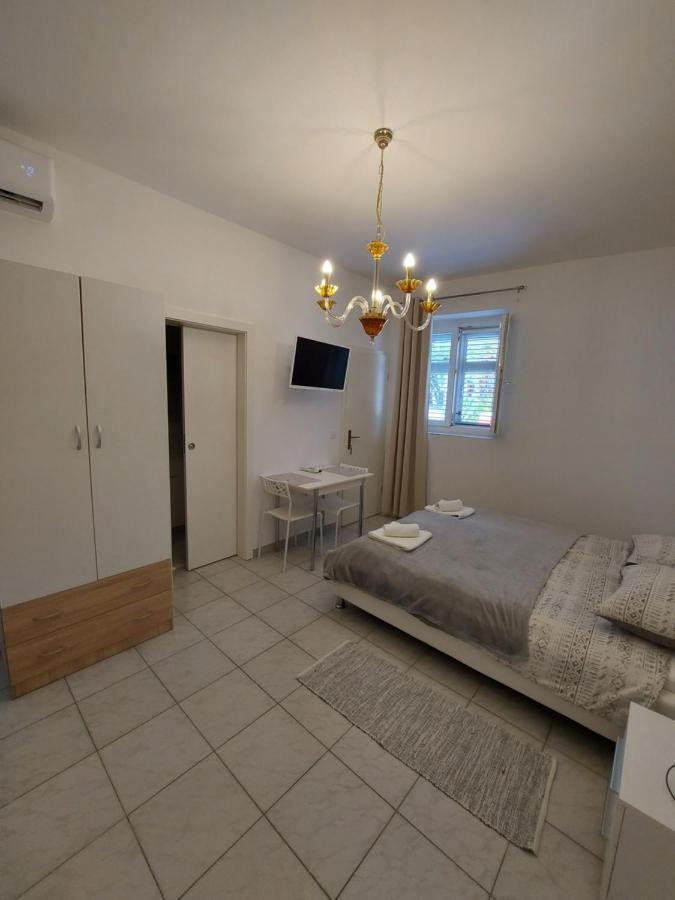Studio Apartments Ana & Mia Vis Exterior foto